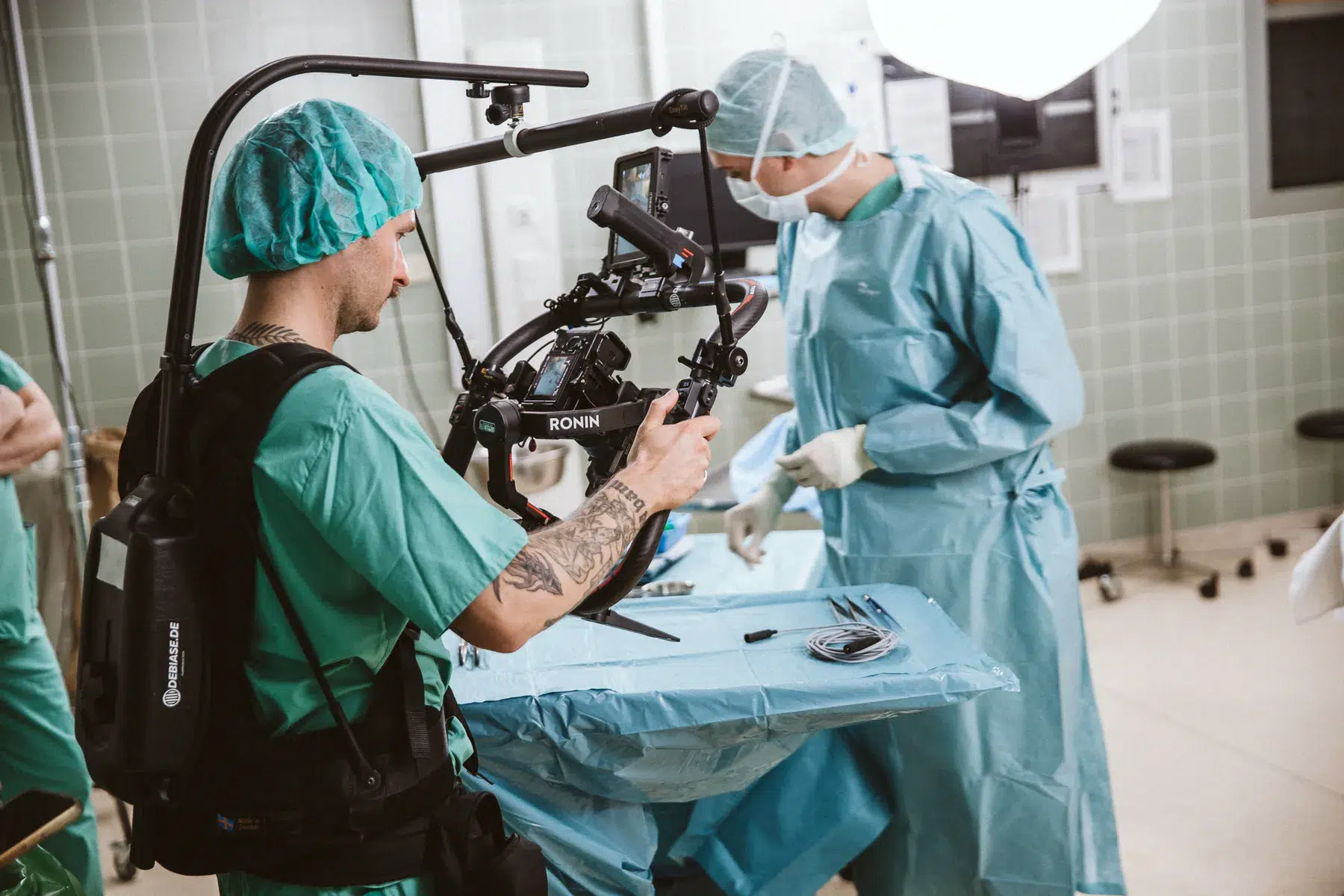 Dennis DeBiase filmt mit Steadicam bei einer Operation