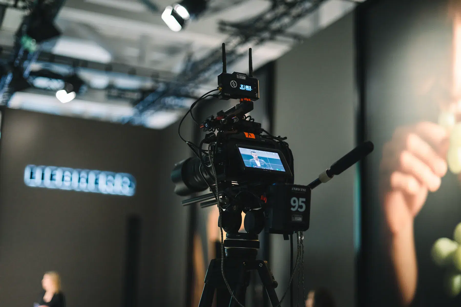 Kamera und Studiolicht bei einer Livestream-Produktion